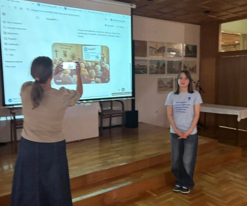Od radionica vezenja do radionice umjetne inteligencije: međugeneracijsko učenje u Domu „Sv. Antun“ u Karlovcu